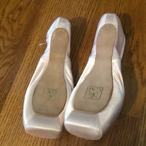 Brand new Gaynor Minden point shoes